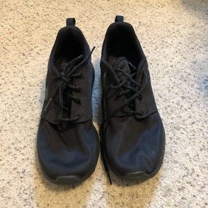 Black nike roshe 8.5